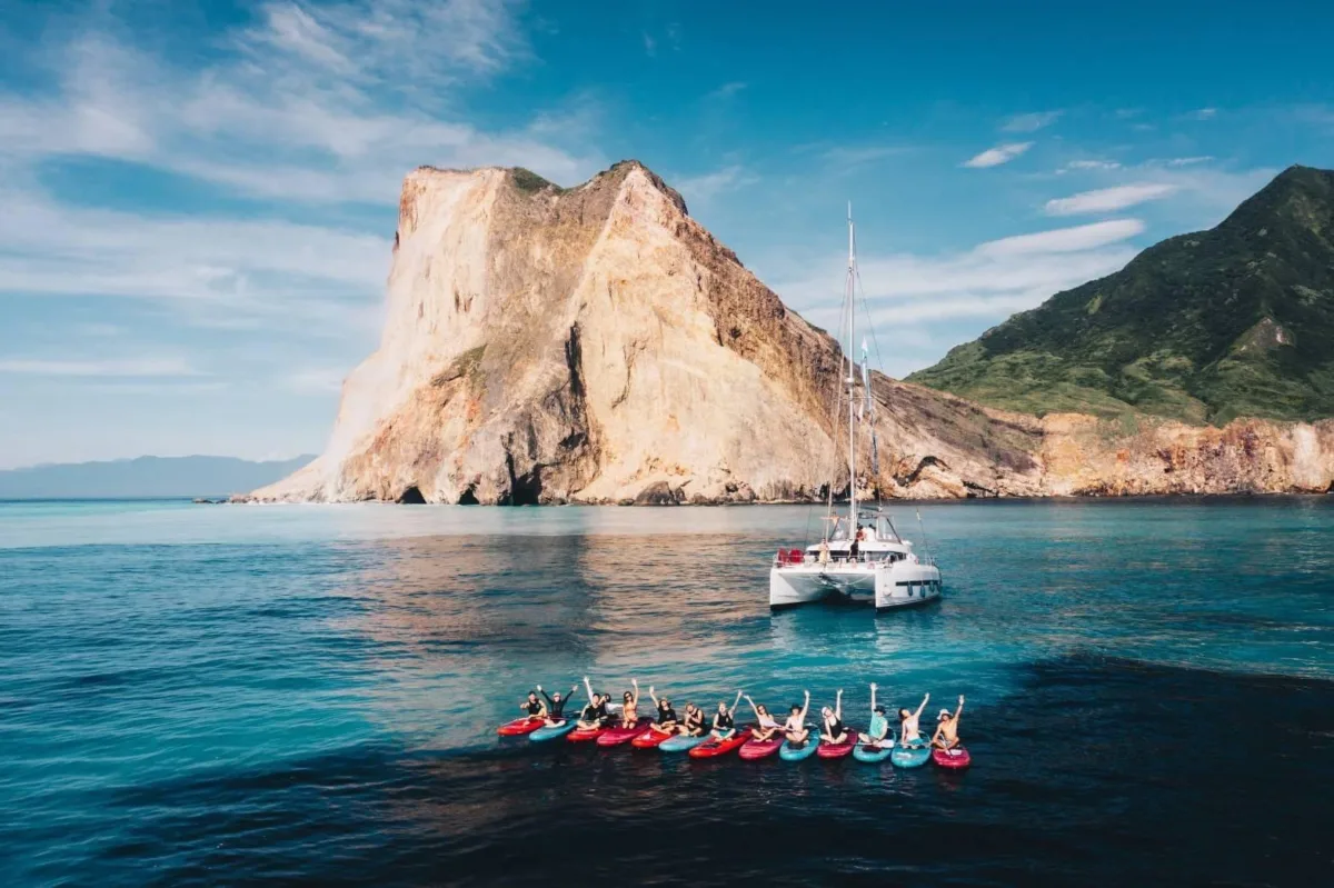 宜蘭蘇澳秘境玩法｜SUP、七彩石沙灘、牛奶海帆船，毛孩也能一起旅行